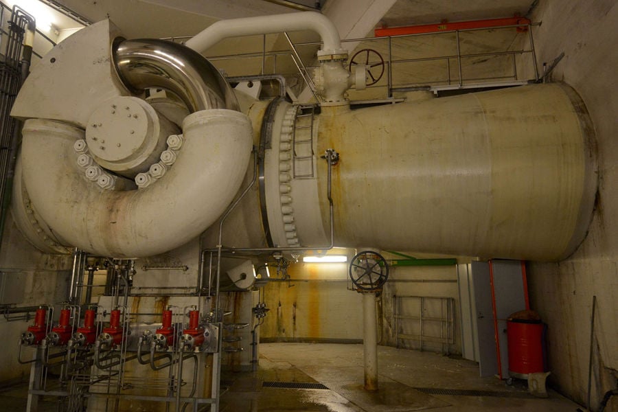 The ball valve regulates a water flow of up to 70 000 litres per second.
